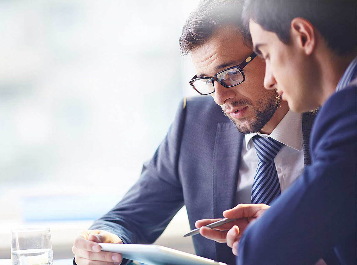 Zwei Manager besprechen ein Thema